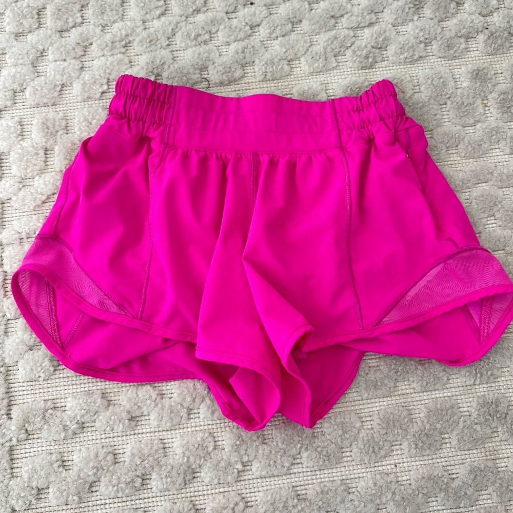 Lululemon hotty hot low rise 2.5in sonic pink shorts
